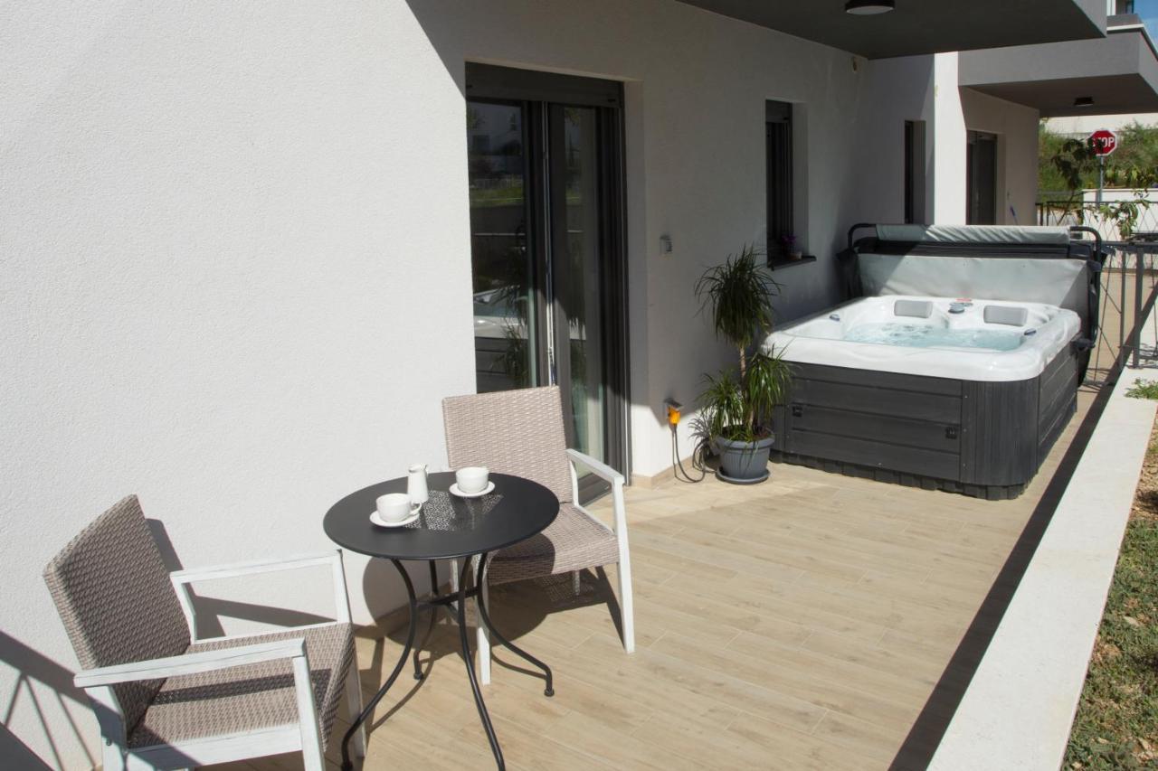 Studio And Hot Tub Split Exteriör bild